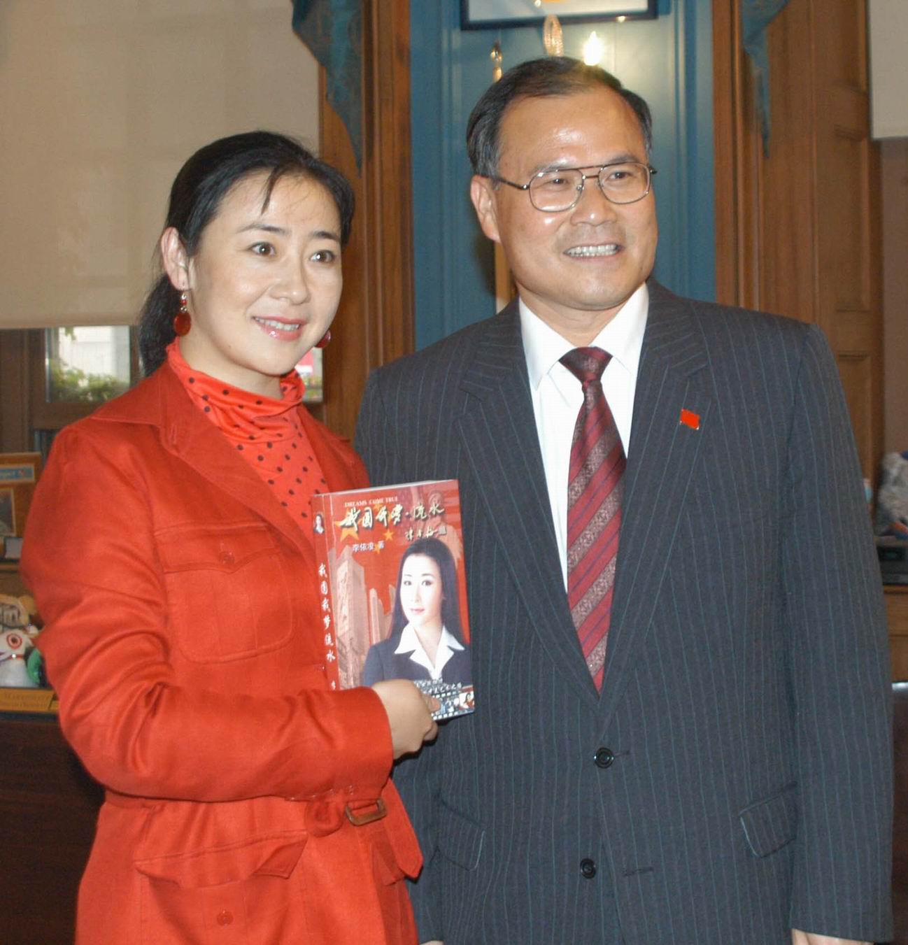 名称：中国驻纽约总领事刘碧伟祝贺李依凌新书出版
级别：普通图片
